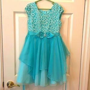 multilayered dress in sky blue. Middle bow Flower girl/special occasion. Size 7